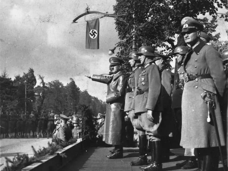 Czy Hitler był w Warszawie? Niezwykłe wydarzenia i ich skutki Czy Hitler był w Warszawie? Niezwykłe wydarzenia i ich skutki