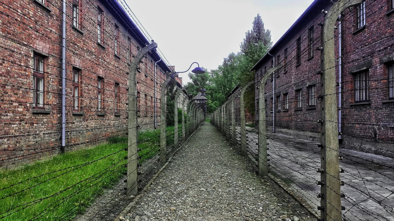 Jak wygląda zwiedzanie Auschwitz - emocjonalne przeżycie i ważne informacje Jak wygląda zwiedzanie Auschwitz - emocjonalne przeżycie i ważne informacje