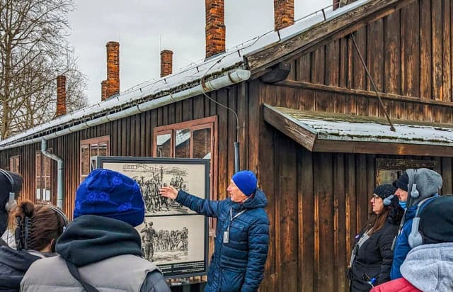 Jak się ubrać do Auschwitz, aby okazać szacunek i godność Jak się ubrać do Auschwitz, aby okazać szacunek i godność