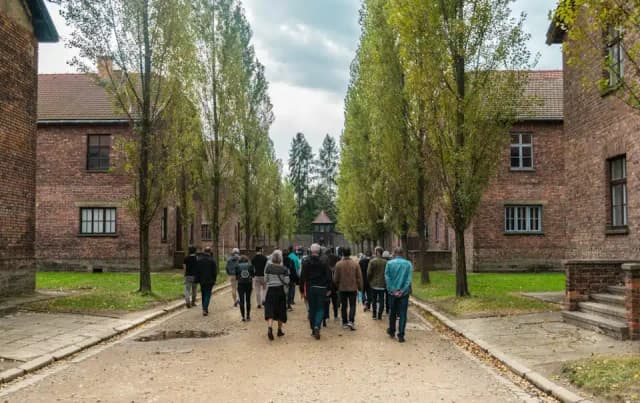 Jak ubrać się do Auschwitz, aby okazać szacunek ofiarom? Jak ubrać się do Auschwitz, aby okazać szacunek ofiarom?