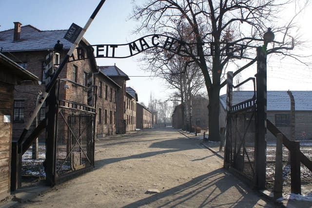 Kto założył obóz Auschwitz? Prawda o Rudolfie Hössie i jego roli Kto założył obóz Auschwitz? Prawda o Rudolfie Hössie i jego roli
