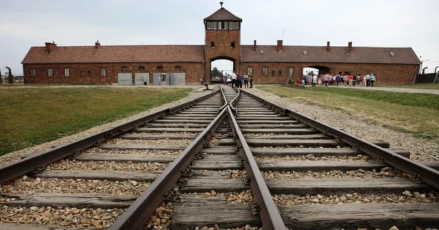 Kto wybudował Auschwitz? Historia architektów i ich wpływ na obozowy krajobraz Kto wybudował Auschwitz? Historia architektów i ich wpływ na obozowy krajobraz