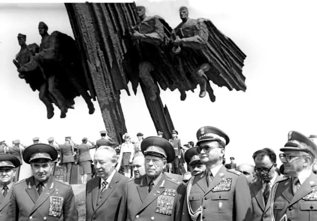 Generał Kufel: Kontrowersyjna postać w historii PRL i wojska Generał Kufel: Kontrowersyjna postać w historii PRL i wojska